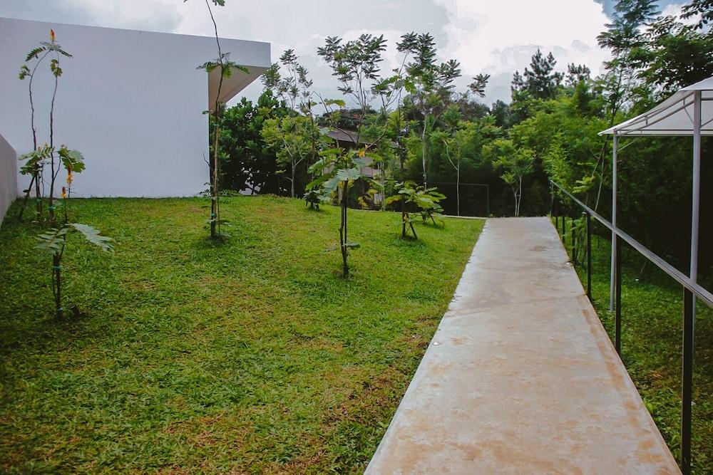 Blackbird Hotel Property Grounds