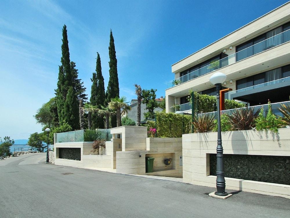 لاكوريوس تو بد روم أبارتمنت ويذ آه سي فيو إن كريكفينيكا المنطقة الخارجية