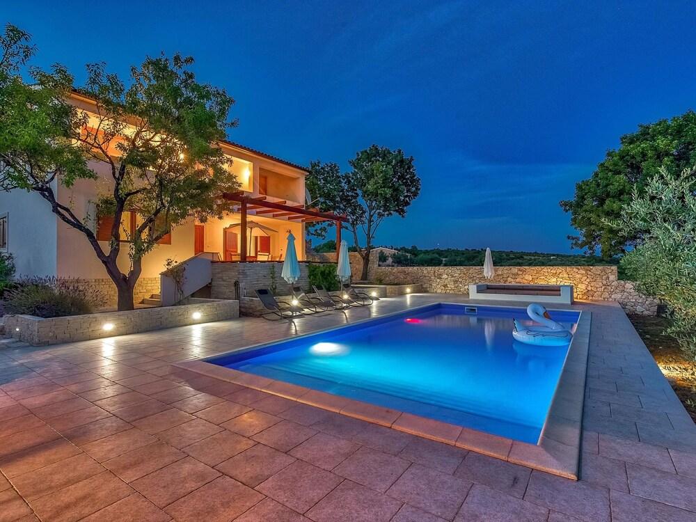 Comfortable Villa With a Panoramic View and Private Pool, Near Zadar Exterior