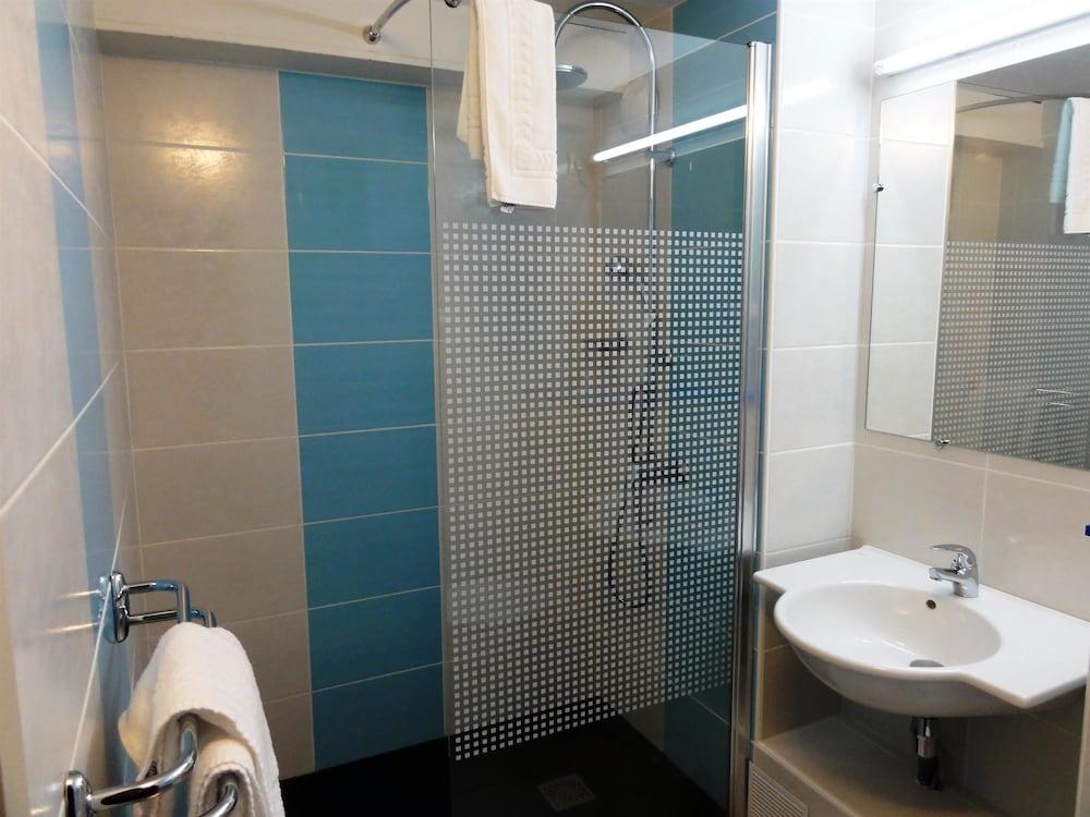 Kyriad Toulouse Est Balma - Cité de l'Espace Bathroom