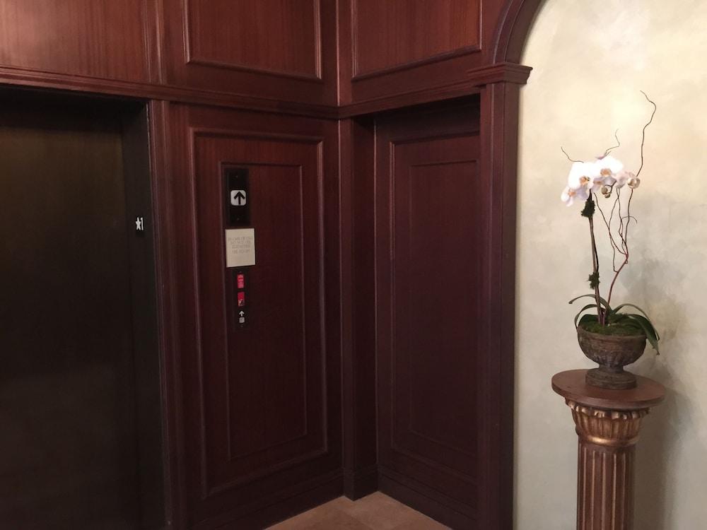 إل واي إكس سويتس آت ميريك بارك إن كورال جابليس داخلي