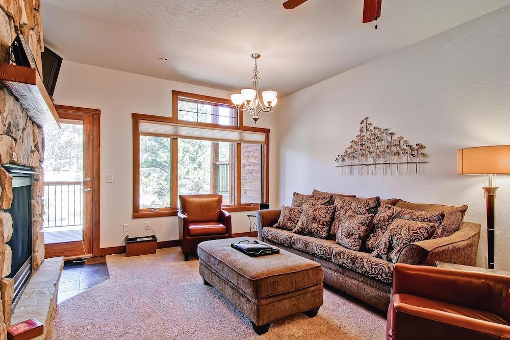 بلاك كانيون إن يونيت ٕف  ديلاكس غرفة معيشة