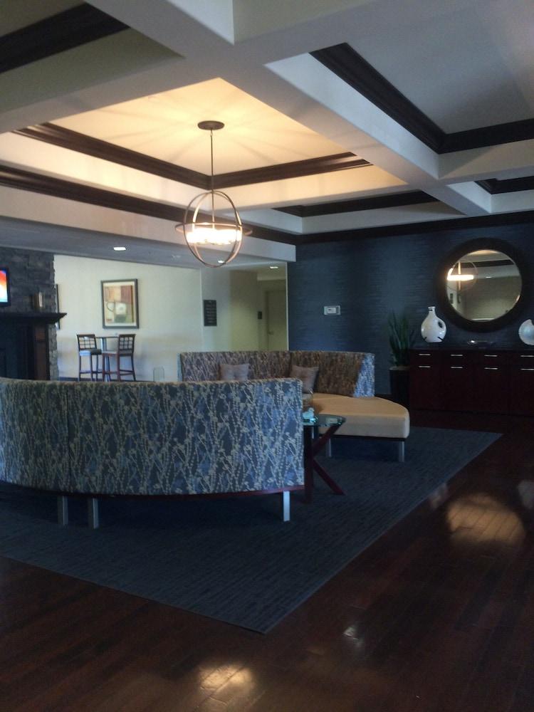 هوم وود سويتس باي هيلتون لويسفيل إيست منطقة الجلوس في الردهة