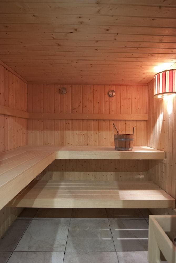 أوسترا مينالون لاكشري سويتس ساونا