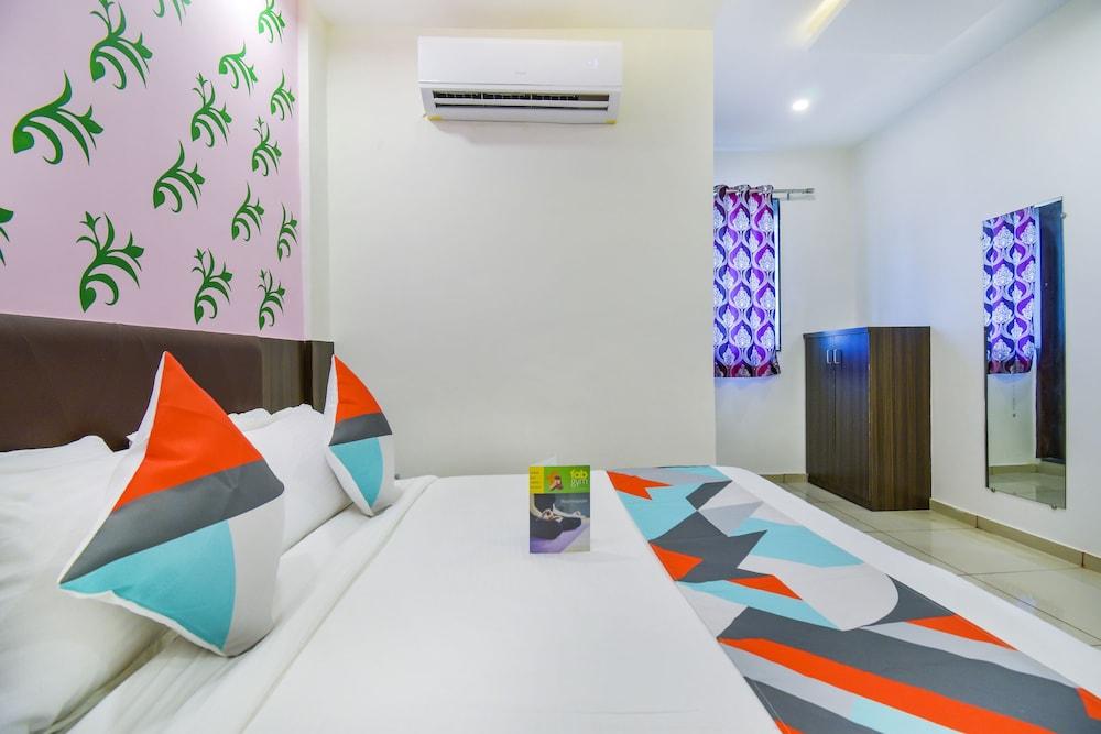 FabExpress Shiv Residency Room