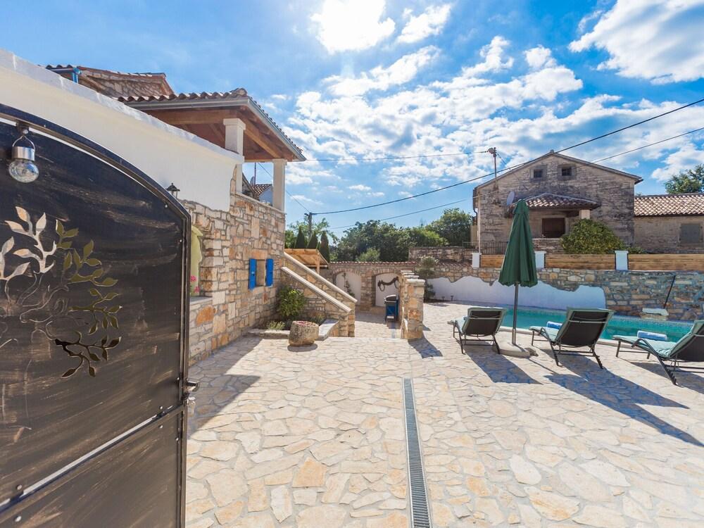 Modern Holiday Home in Baderna With Pool Exterior