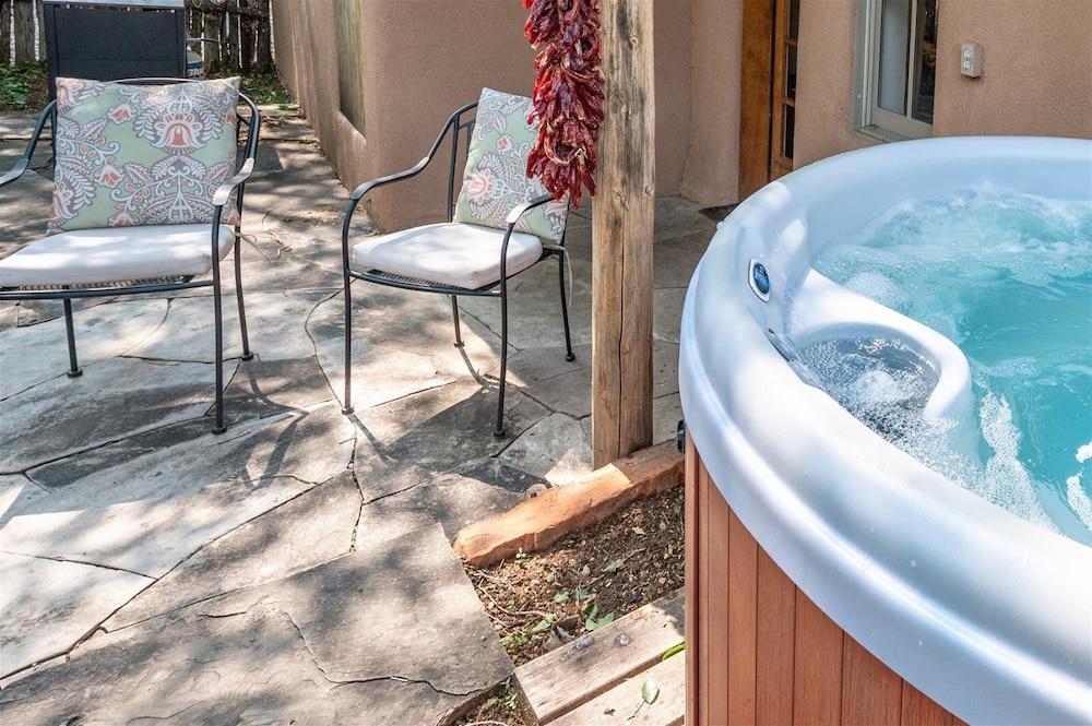 تيكولوت - أوثينتيك هوم رايت نيكست تو ذا بلازا، هوت توب، روف ديك نادي صحي