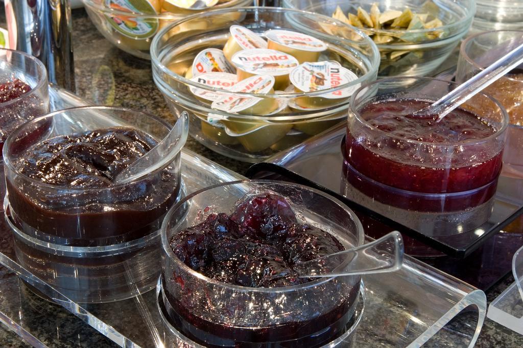 هوتل ألت-تيمبيلهوف أخرى