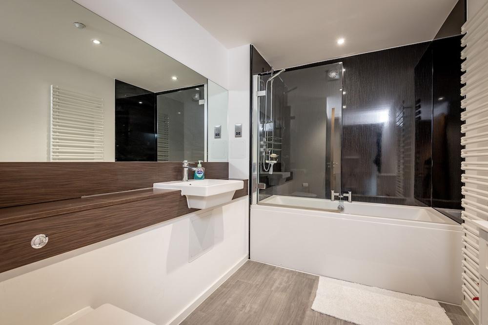 لاكشري بالكوني أبارتمنت ويذ باركينج حمام