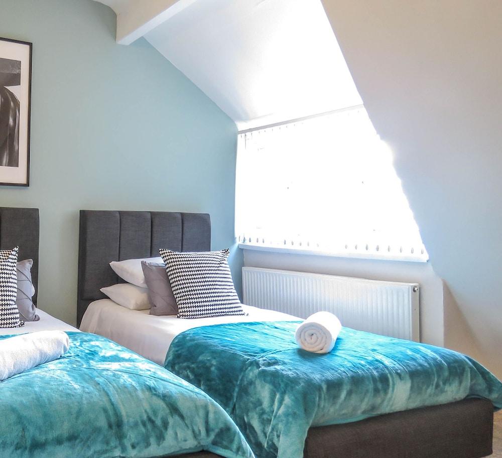 تيودورز إيسويتس بيرمينجام تاون هاوس فور كونتراكتورز