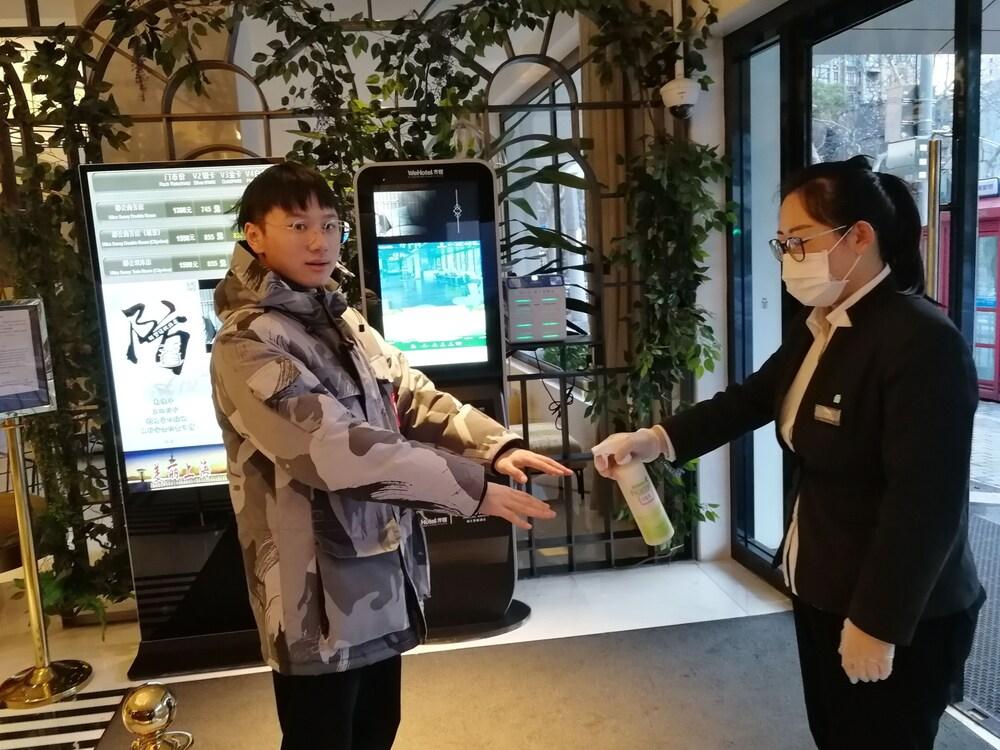 جينجيانغ متروبولو شانجهاي شينتياندي هوتل الفندق من الداخل