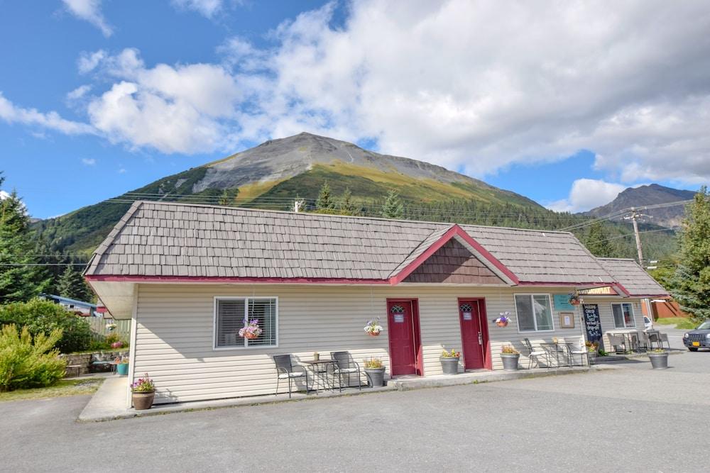 Trailhead Lodging Exterior