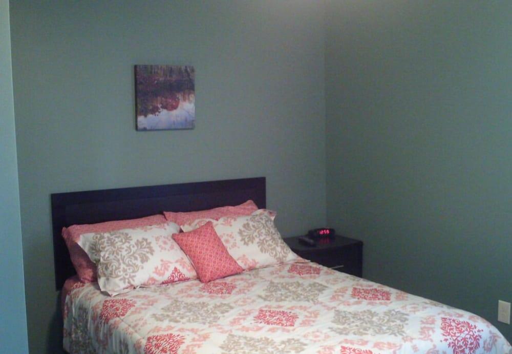 Pine Tree Inn Room