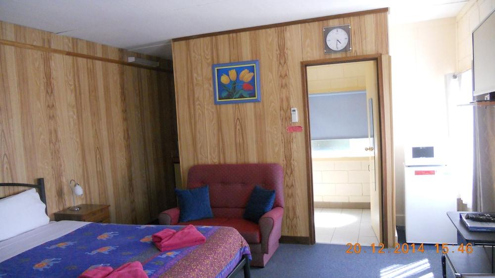 Summer's Rest Units Room