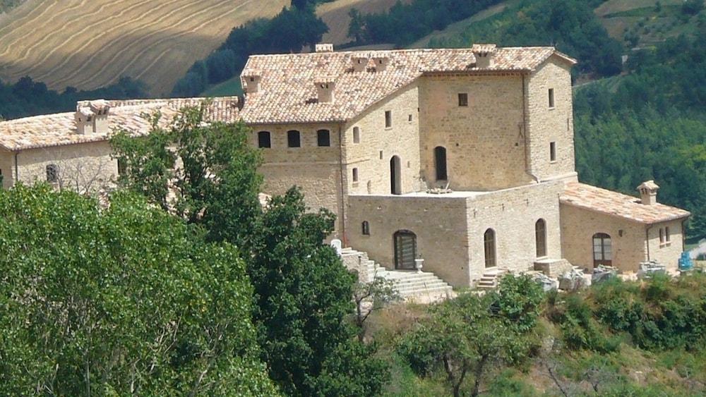 Borgo Storico Cisterna Exterior