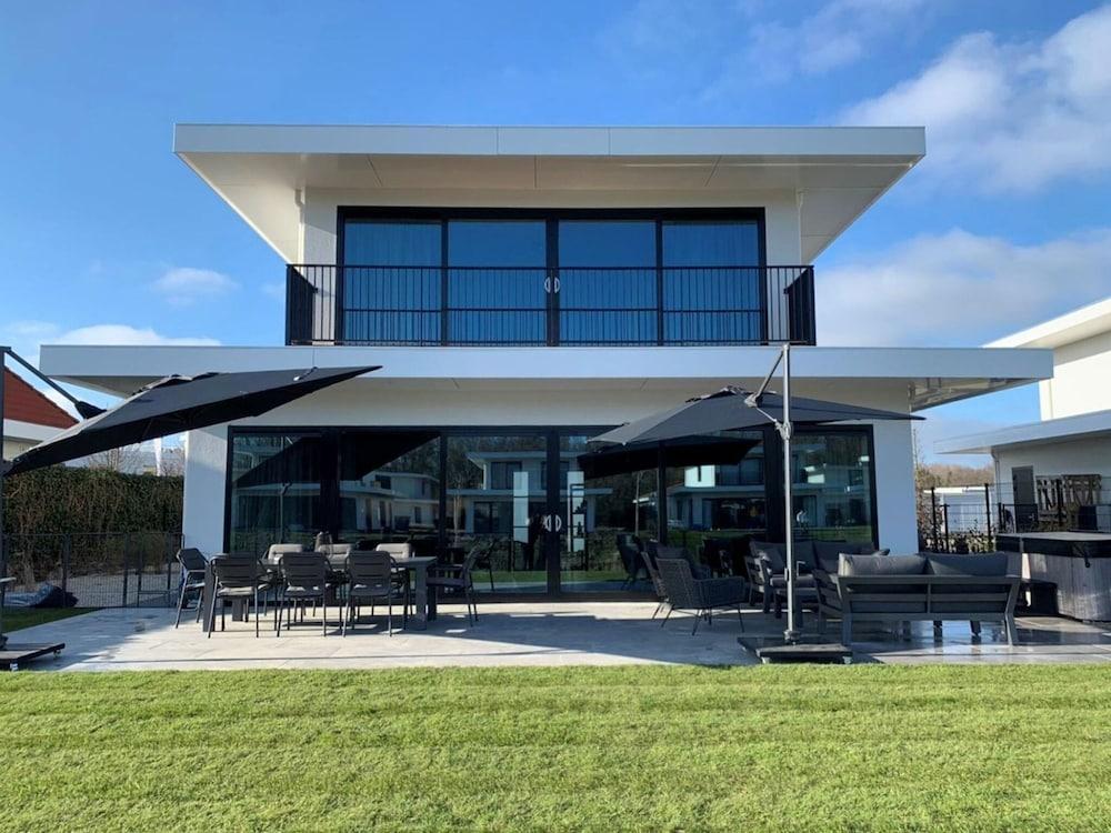 مودرن فيلا إن تزيفولدي ويذ هوت توب آند إنفريريد سونا المنطقة الخارجية