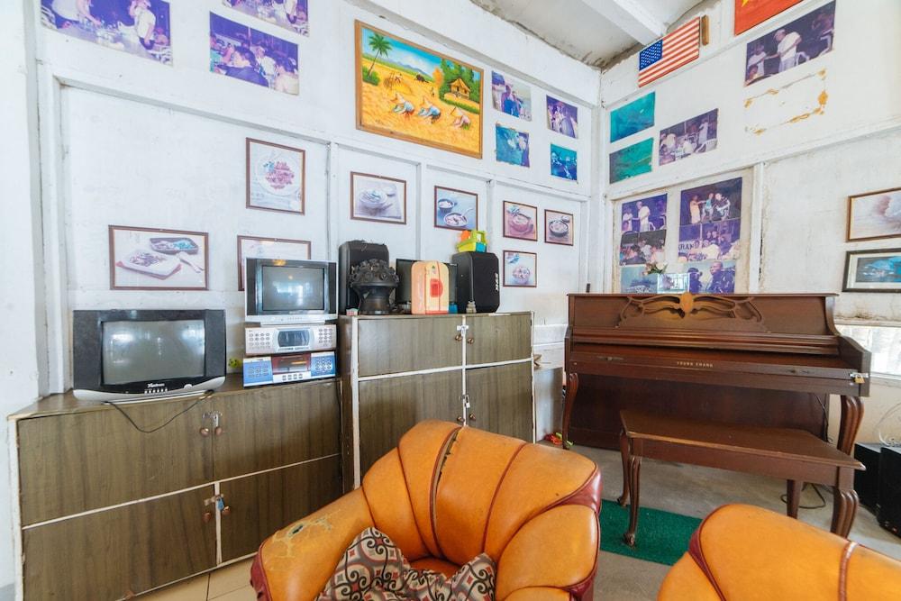 ريد دورز بلس آت سوبيك 2 ن بيتش ريزورت زامباليس