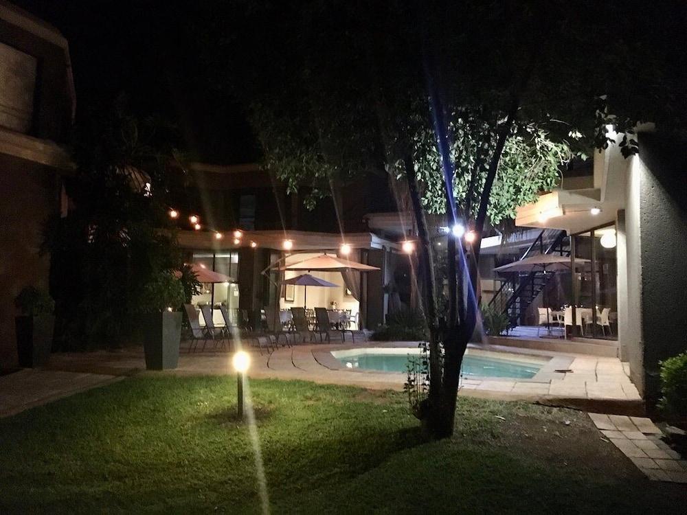 فيلا إفريقيا بوتيك هوتل حمام سباحة مكشوف