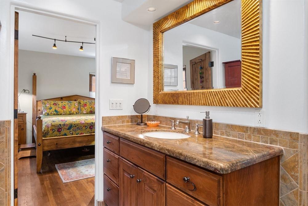 كازا أوكيف - فايف مينت واك تو ذا بلازا، كويت نيبورود، كمفرت آند كونفينيانس