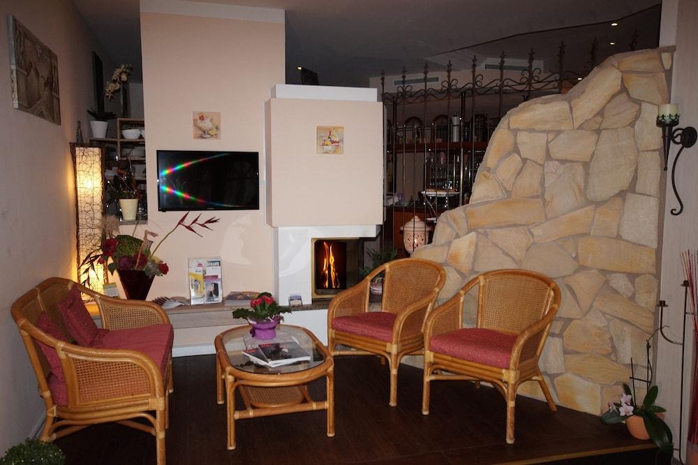 هوتل بوسونو هوف الردهة