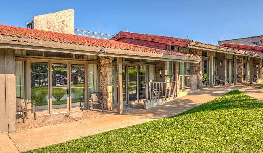 لودج أوف فور سيزنس غولف ريزورت، مارينا آند سبا المنطقة الخارجية