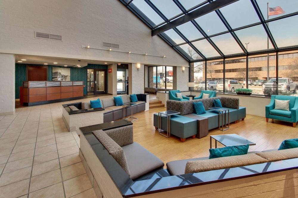 Pear Tree Inn St. Louis Airport Lobby
