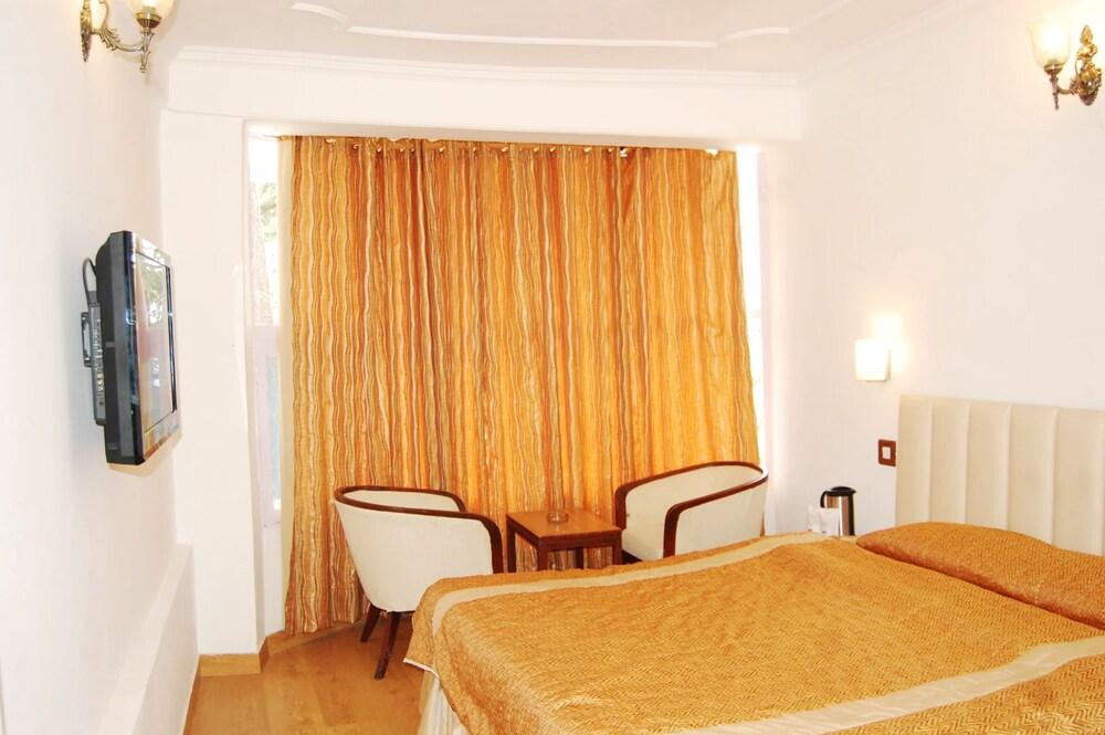 Goroomgo Rahat Regency Shimla Room