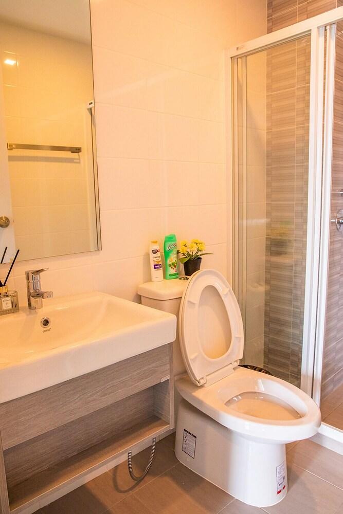 Apartment 450m from BTS with Sky Pool - bkbloft10 Bathroom