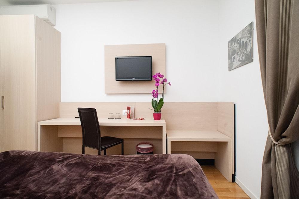 فيرون أنتيكا بي آند بي غرفة