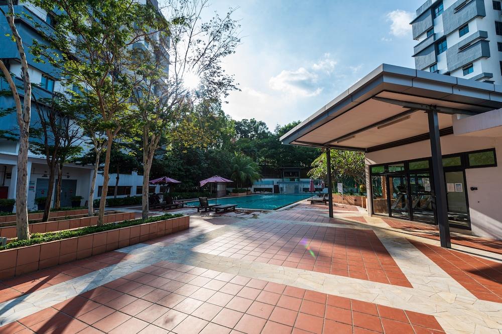 سبيشوس ثري بد روم كوندو سيبرجايا المنطقة الخارجية