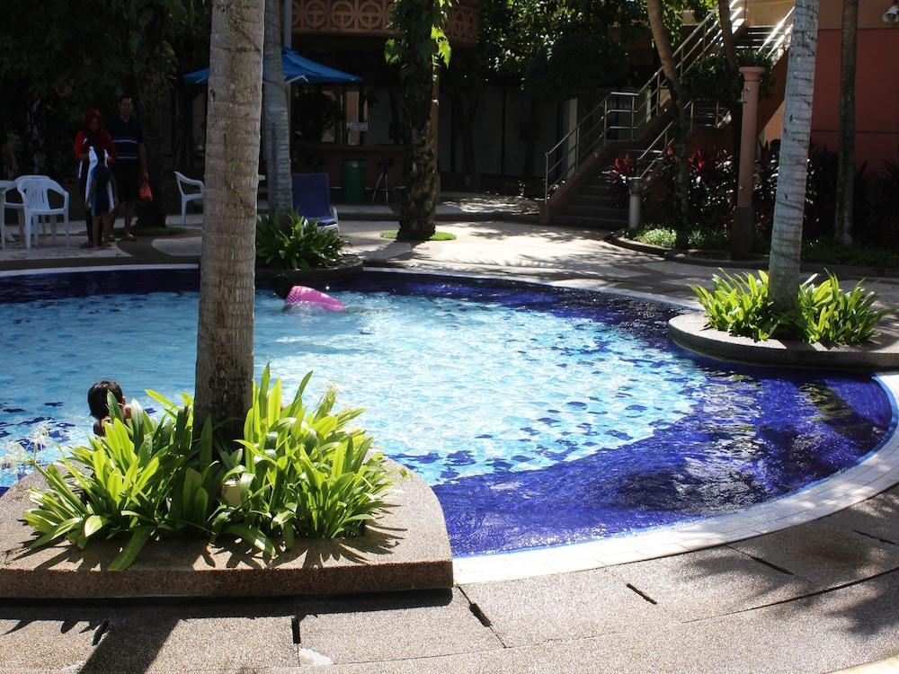 Garden Service Suites at Times Square Outdoor Pool