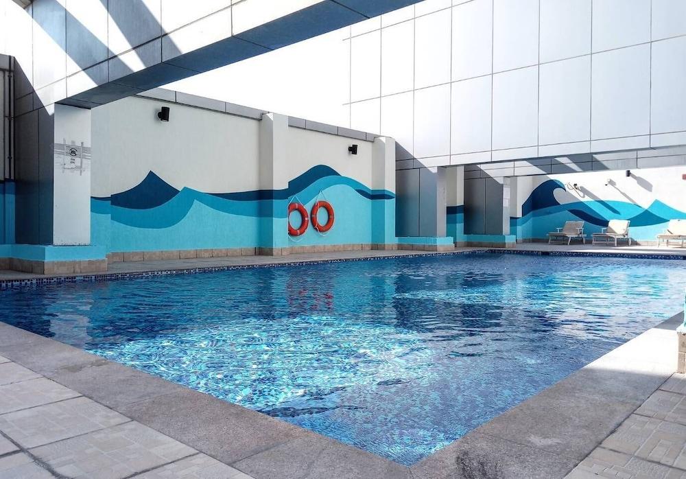 Light and Modern Studio in Jlt! Sleeps 3! Waterslide