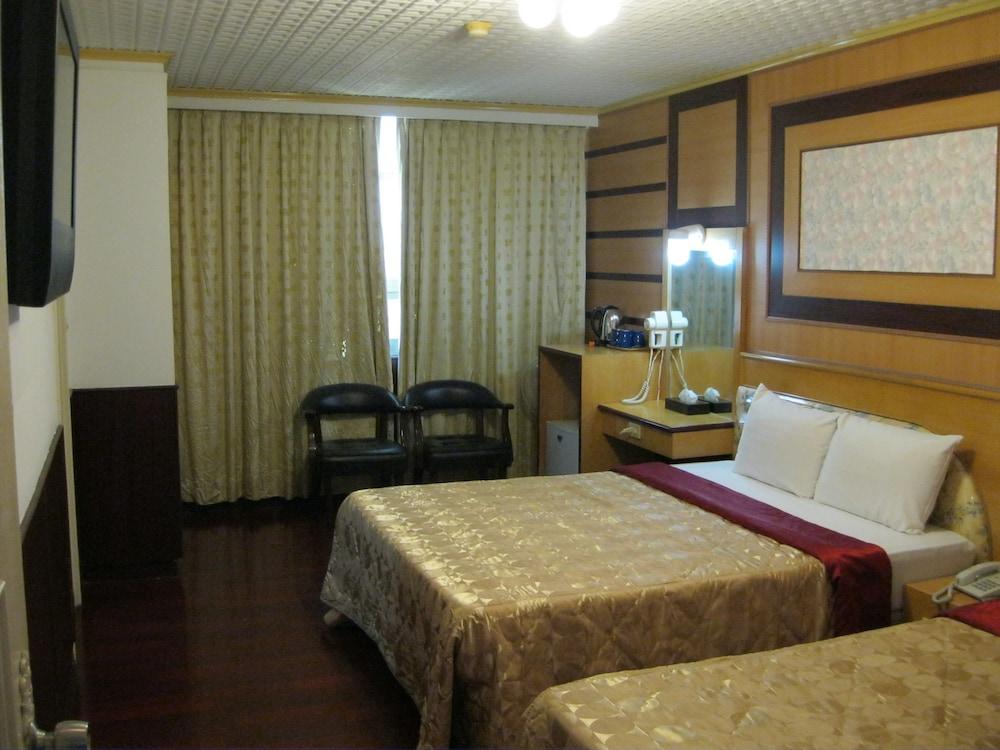 Seng-Kuo Hotel Room