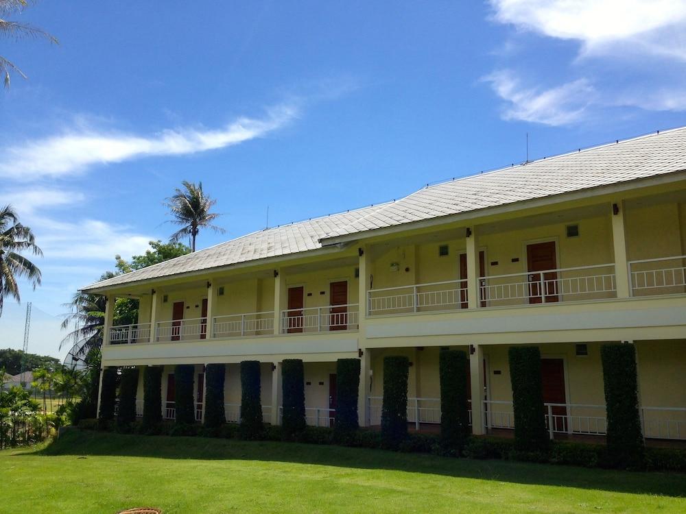 Suwan Driving Range and Resort Exterior