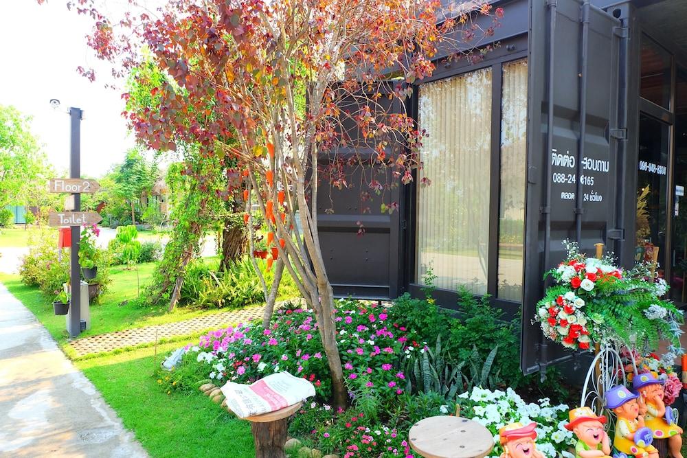 Papa's Home and Rabbit cafe Exterior