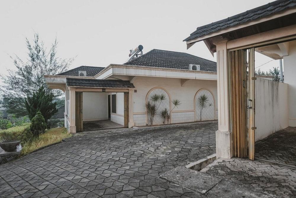 ريد دورز بريميوم آت جالان بال 10 جامبي المنطقة الخارجية