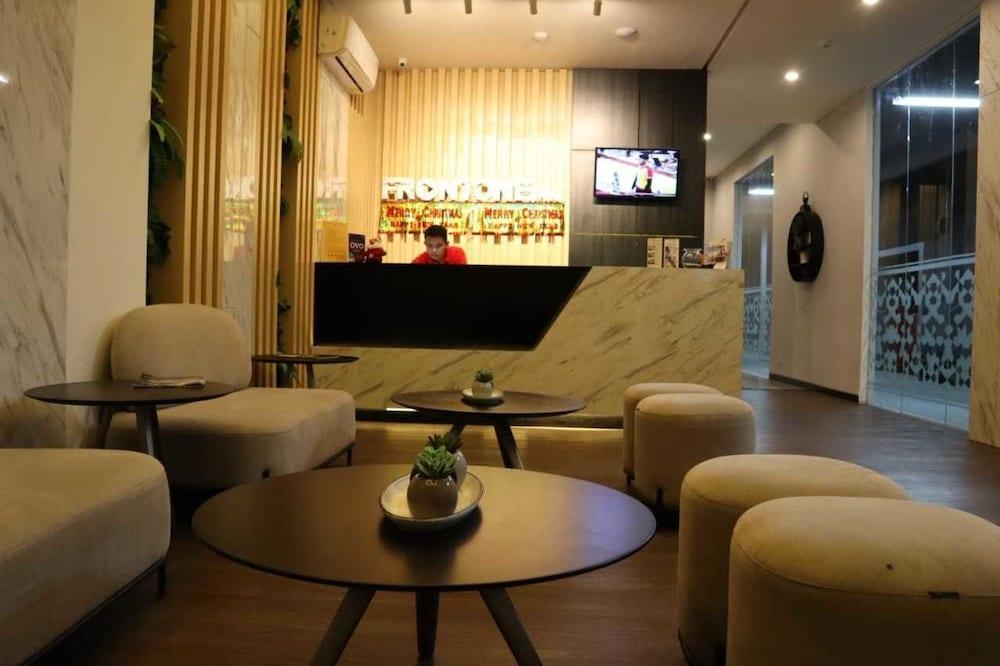 Front One Inn Kediri Reception