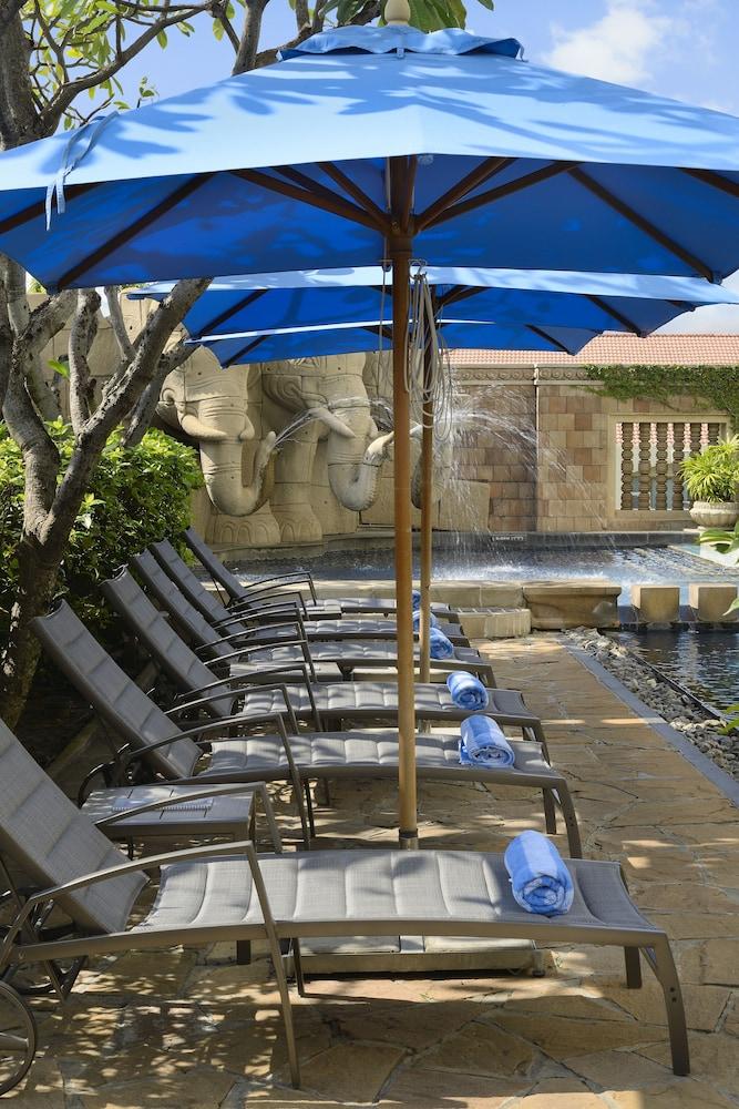 ذا جرايت ديوك فنوم بين حمام سباحة مكشوف