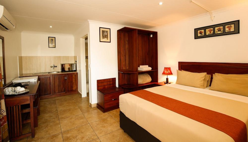 Mokoro Lodge Room