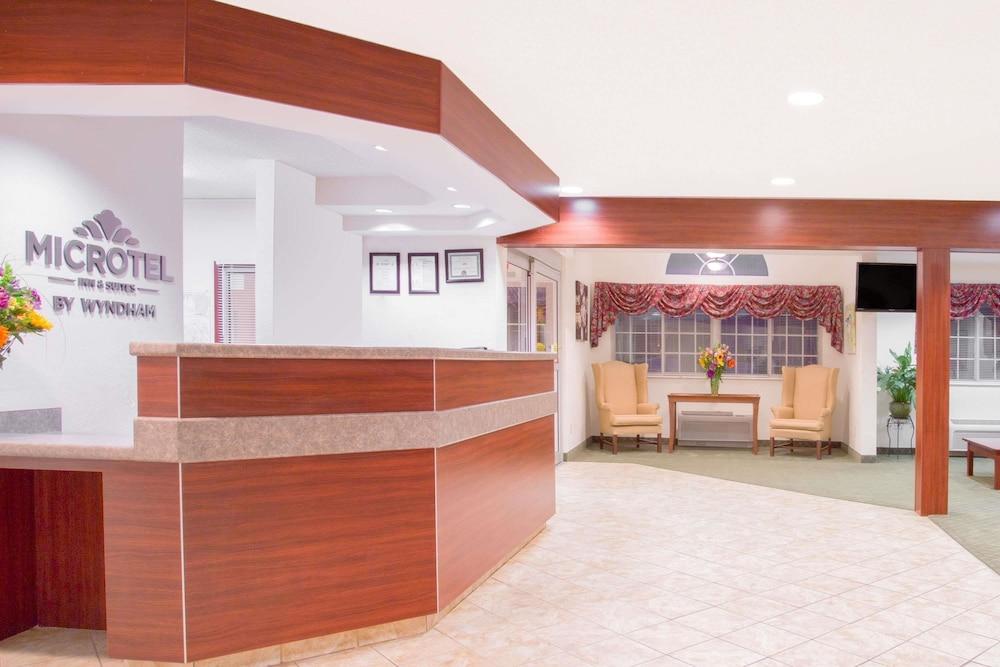 Microtel Inn & Suites by Wyndham Gassaway/Sutton Lobby