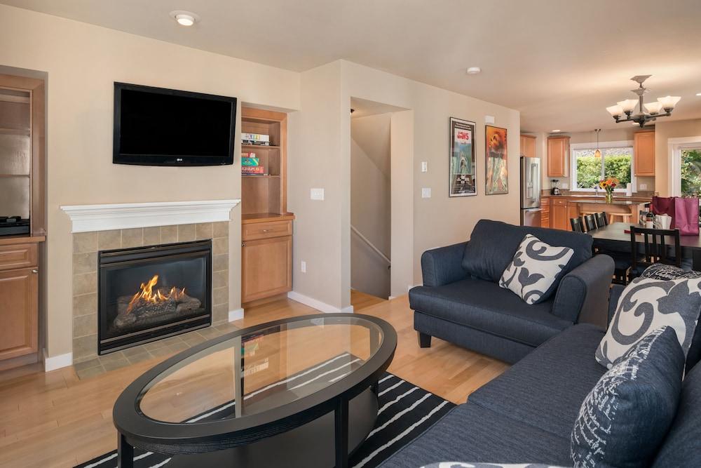 سياتل فاكيشن هوم: لايفز إيه بيتش الصورة الأساسية