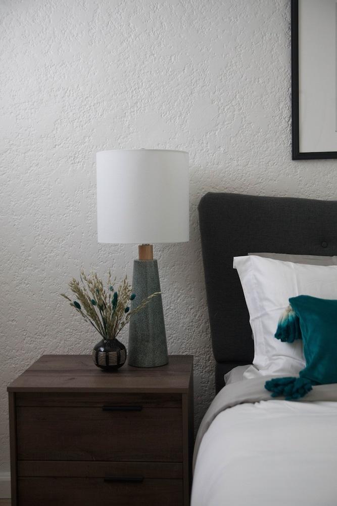 Charming Studio in Beverly Boulevard! Sleeps 2! Room