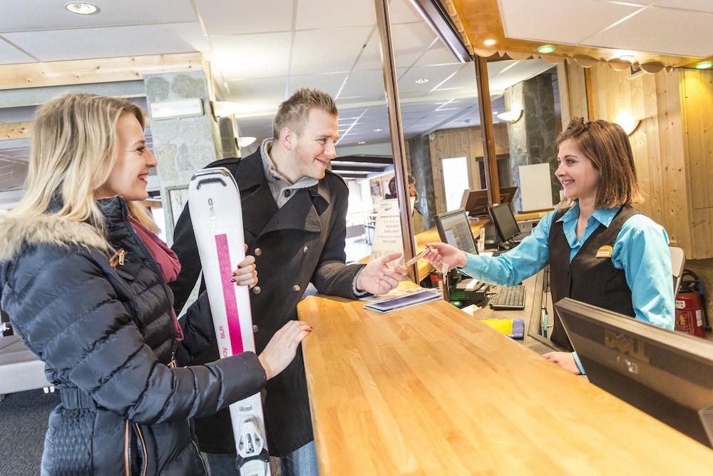 أوتل كلب مٕمام يه بيرجرز منطقة الاستقبال