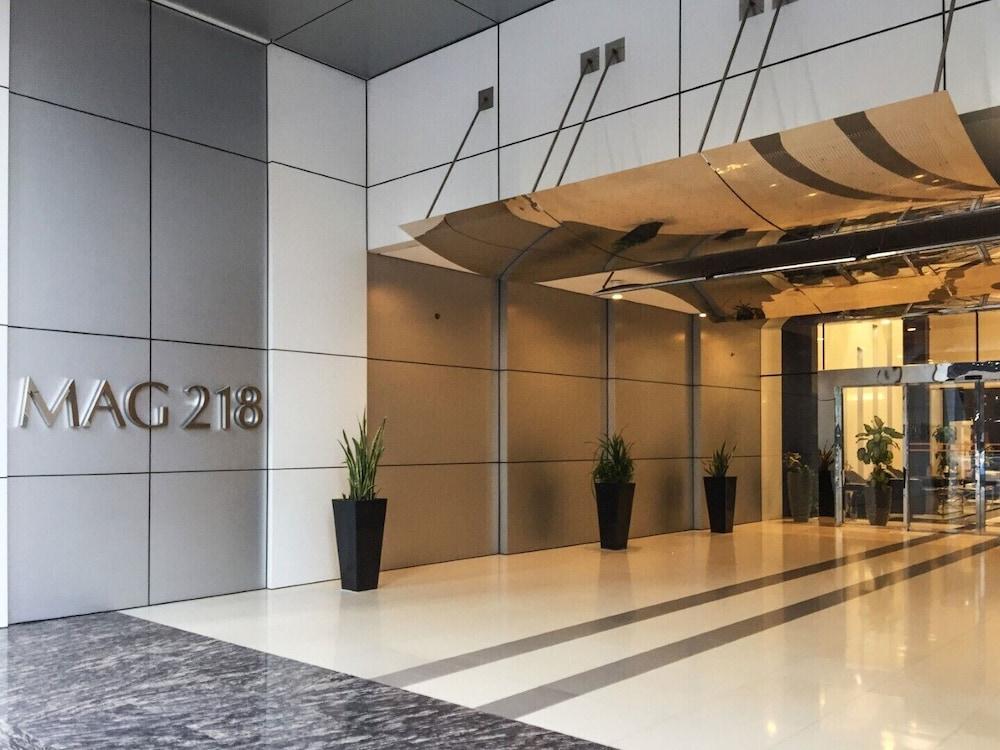 استمتع بفخامة العيش في شقة أنيقة مكوّنة من غرفتَي نوم في دبي مارينا داخلي