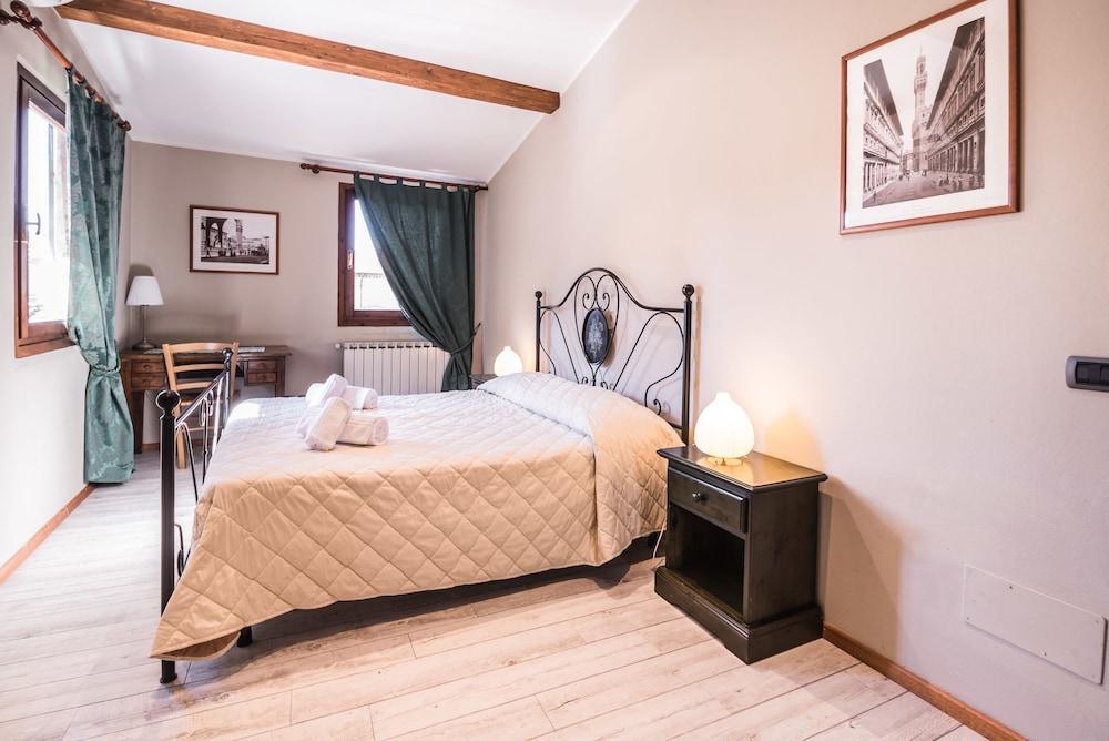 A Few Steps to The Duomo Elegant 2BD Apt Room