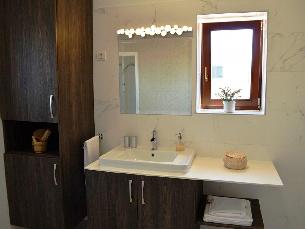 سبيشوس فيلا دوبرافكا ويذ آيه لارج بول حمام