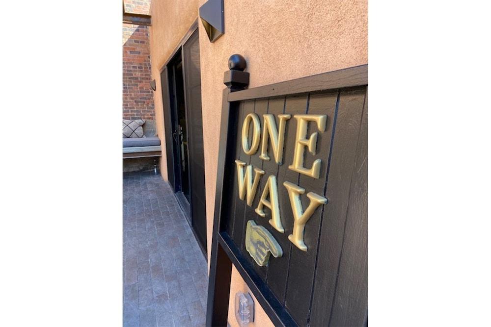 جورجيا آند فريدا - تو فينلي أبوينتد كازيتاس، ون برايفت كمباوند، داون تاون، سليبس تو كبلز، تو كيتشنز المنطقة الخارجية