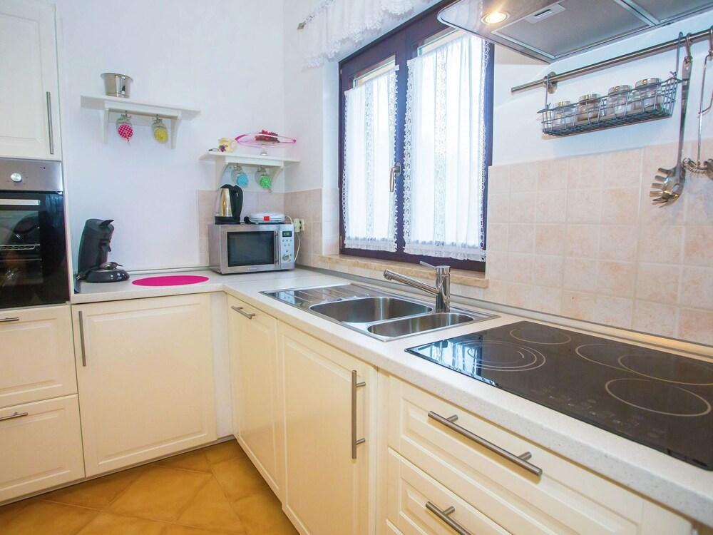 Three-bedroom Holiday House With a sea View, Shared Pool and Garden