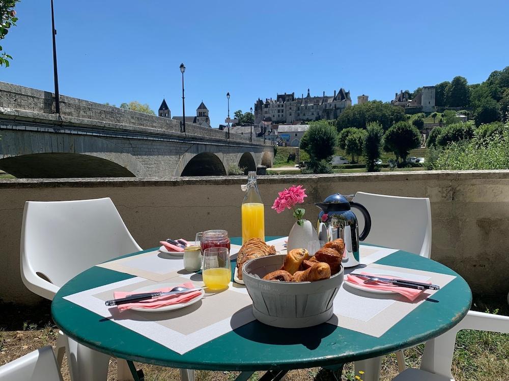 Chambres d'hôtes au bord du Cher avec vue sur le Château Featured Image