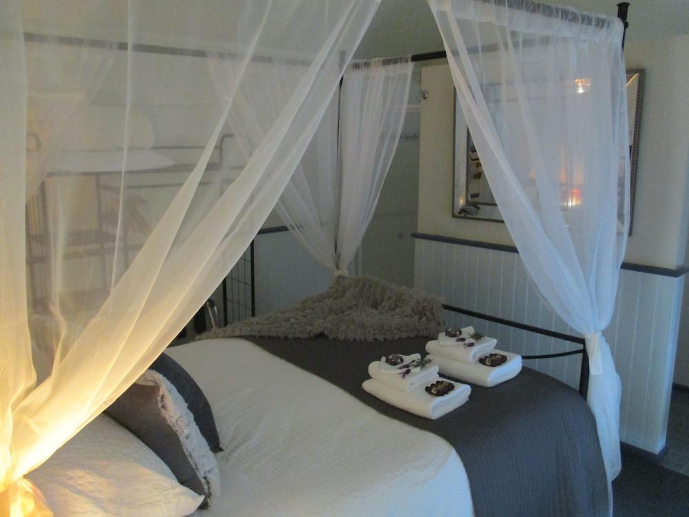 Dandenong Ranges Cottages Guestroom